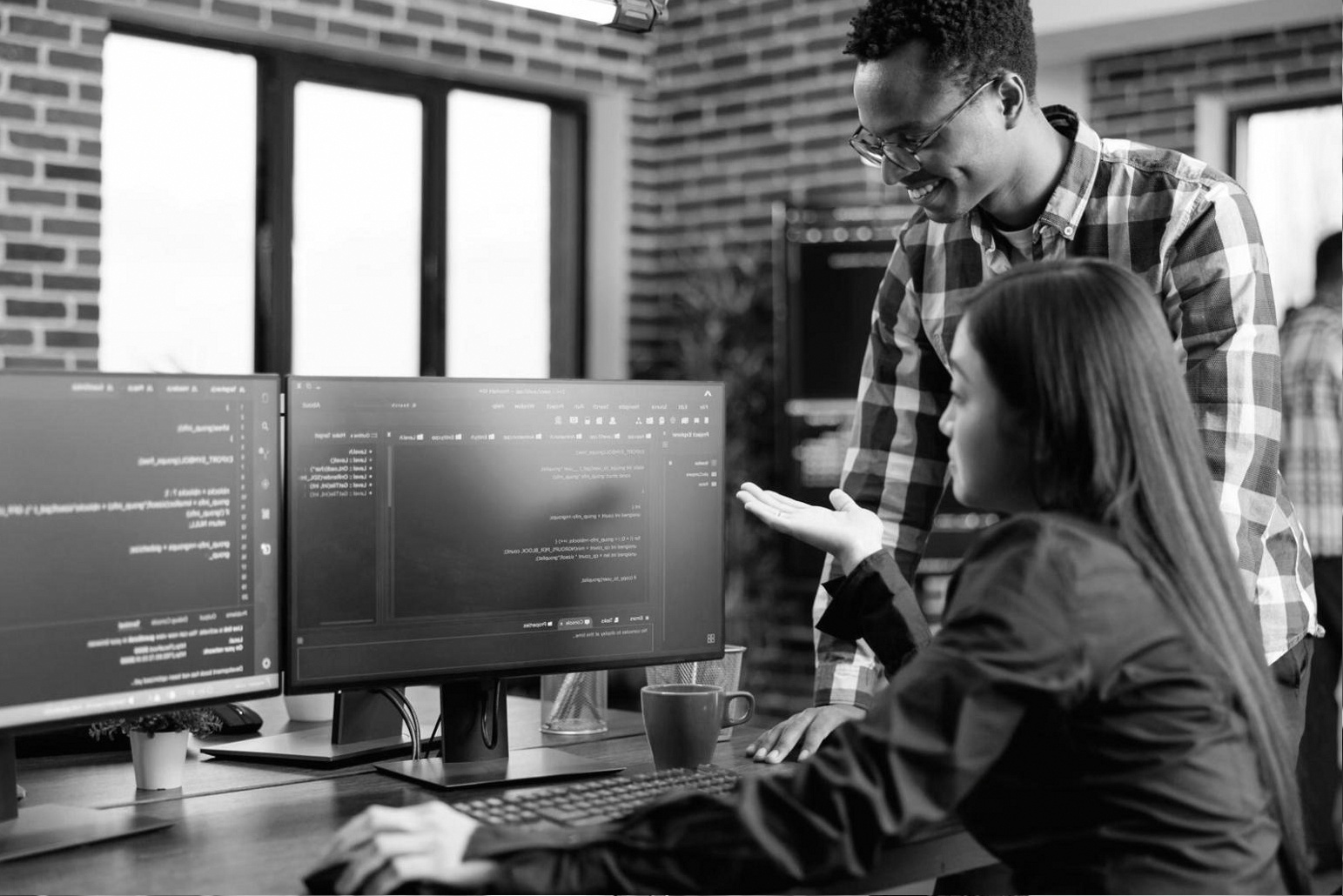 Groupe de développeurs en session de travail collaboratif sur un jeu multijoueur