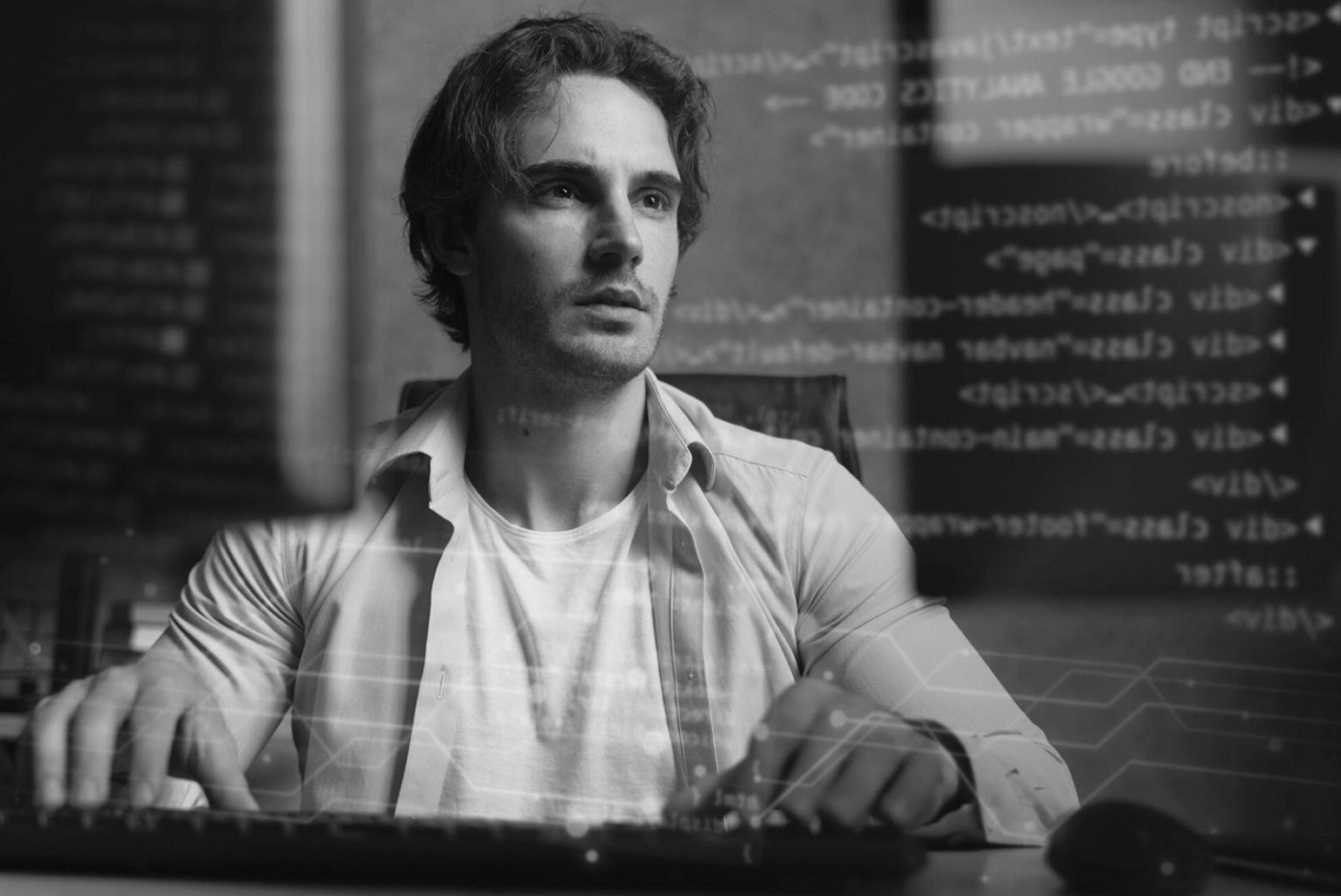 Session de groupe multijoueur en ligne, participants analysant des mécaniques de jeu